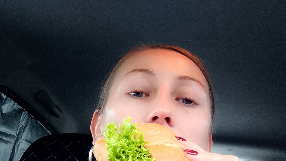 Жила четыре дня в автомобиле. А мне тут палатку дарили!