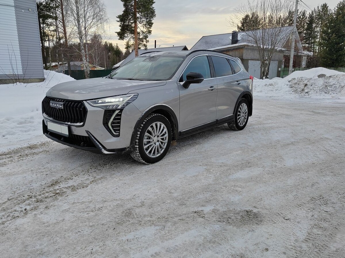 Когда я выбирал себе новую машину, долго сомневался между Chery Tiggo 4 Pro и Haval Jolion. Но после тест-драйва выбор стал очевиден — Jolion оказался тем самым «золотым балансом» между комфортом, дизайном и технологичностью.