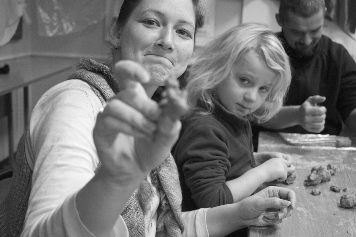 Родители и вместе с детьми и отдельно лепят из глины в зимнем семейном лагере