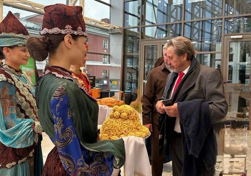    Отец Илона Маска попробовал чак-чак в Казани