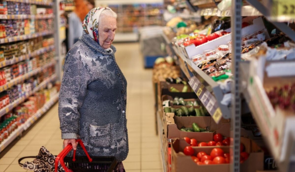     Покупательница в магазине. Источник: NEWS.ru Автор фото: Алексей Белкин