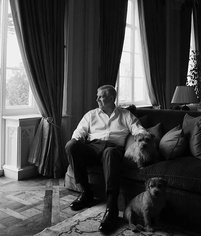 Гостиная принца Эндрю в "Королевской ложе".  Фото из социальных сетей Сары Фергюсон