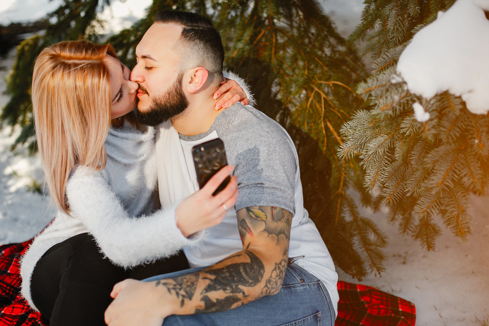 Влюблённая пара целуется на улице зимой — искренние чувства и тёплые эмоции в отношениях