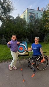 Именно на этой чистой основе строятся занятия в рамках проекта «Эстафеты успеха». Это не просто уроки, а настоящее, глубокое общение. Дети с неподдельным интересом подходят, задают вопросы, их глаза светятся живым любопытством. Для них так важно увидеть тех, кто, несмотря на физические особенности, смог достичь успеха, доказать, что мечте ничто не помеха. Это вдохновляет, дает надежду и показывает, что границы существуют лишь в нашем сознании.