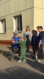 Каждая наша поездка в новый центр – это шаг в неизведанное. Всегда есть доля волнения: как нас встретят дети? Зажжется ли в них искра любви к спорту? Но за плечами уже более тридцати мастер-классов, и каждый из них стал настоящим праздником! Звучит, возможно, самоуверенно, но это чистая правда. Наши тренеры – это не только профессионалы высочайшего уровня, но и люди с огромным сердцем. Дети чувствуют их искренность, их неподдельную заботу и тянутся к ним. Их не обманешь. Эта связь, построенная на доверии и взаимном уважении, – основа нашего успеха.