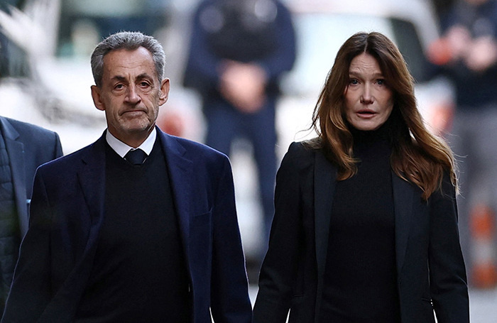    Николя Саркози с супругой Карлой Бруни-Саркози по пути в тюрьму Санте.REUTERS/Sarah Meyssonnier