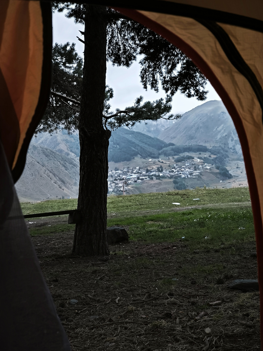 Вид из палатки ранним утром. Листайте галерею