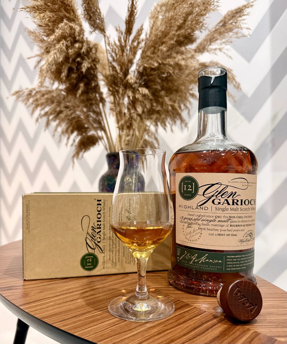 Оформление упаковки и этикетки сильное и минималистичное.