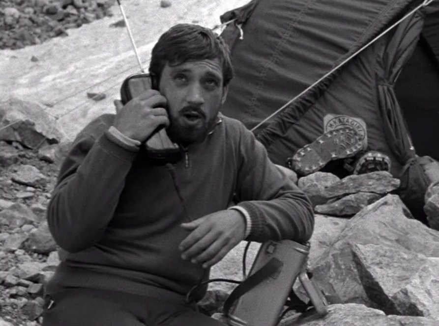 В галерее – кадры из кино СССР Станислава Говорухина и Бориса Дypoва «Вертикаль»