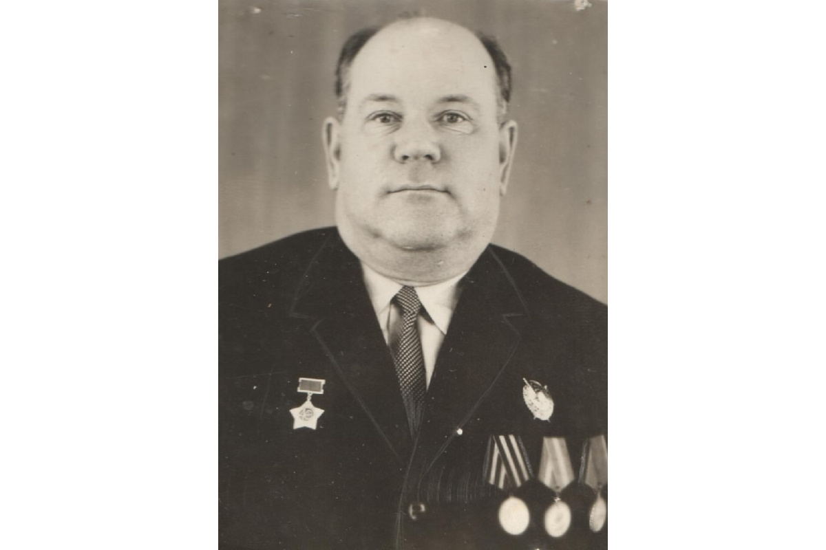    Александр Иванович Семёнов закончил Великую Отечественную войну в звании старшего лейтенанта