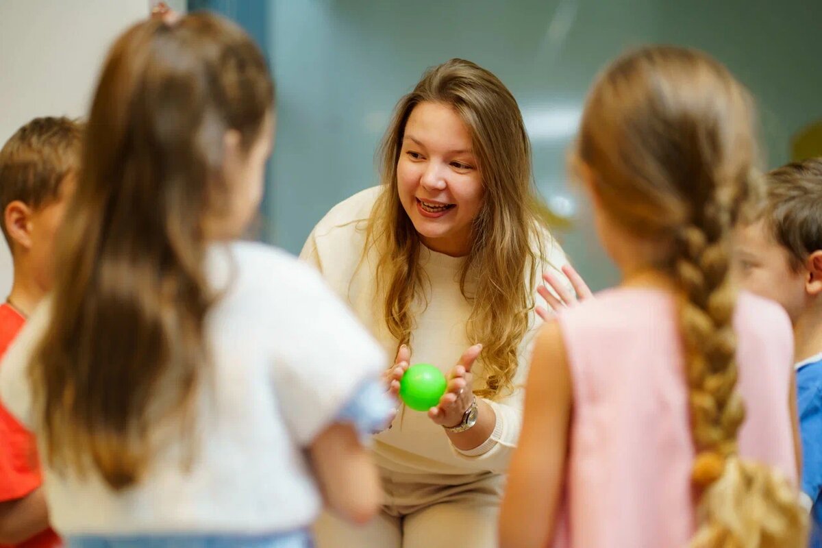учитель-логопед Гимназии Сколково Минченко Ирина Сергеевна на занятии 