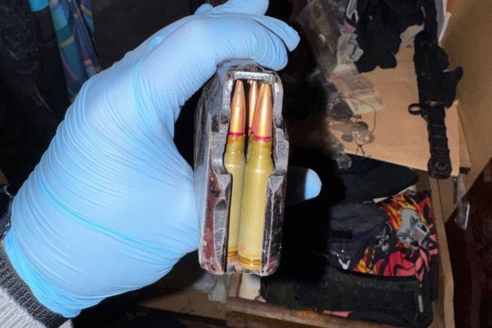    Полицейские изъяли крупную партию оружия и боеприпасов в Харцызске. Фото: МВД по ДНР