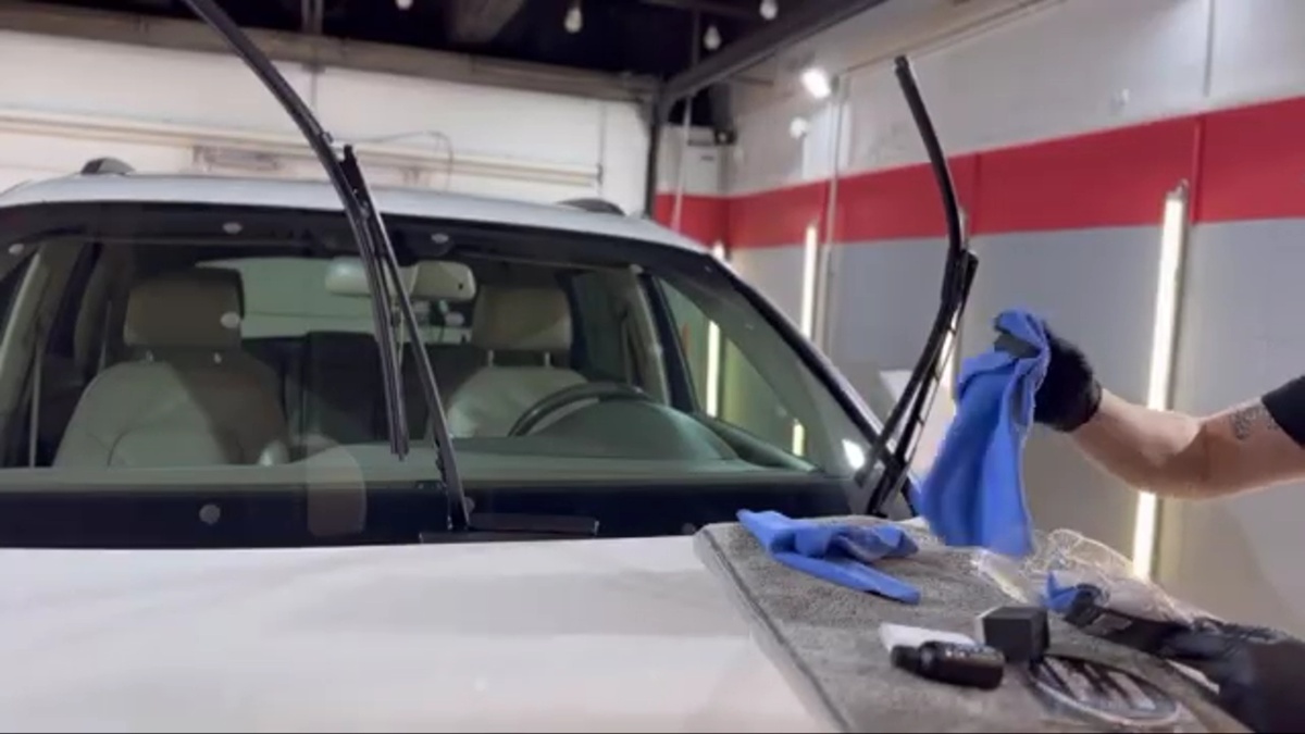 Изображение из видеинструкции по нанесению антидождя от компании Shine Systems.