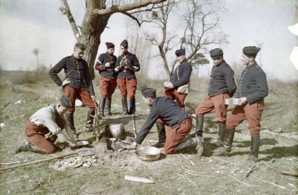 Французские солдаты готовят еду. Фото времен Первой Мировой войны.