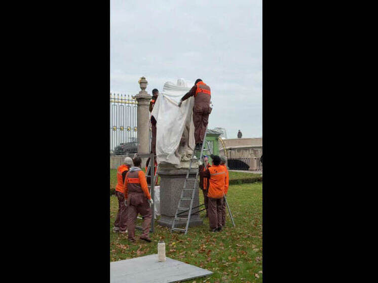     Ежегодное укрытие скульптур необходимо из-за перепадов температуры и замерзания конденсата на поверхности. Фото: пресс-служба Русского музея.