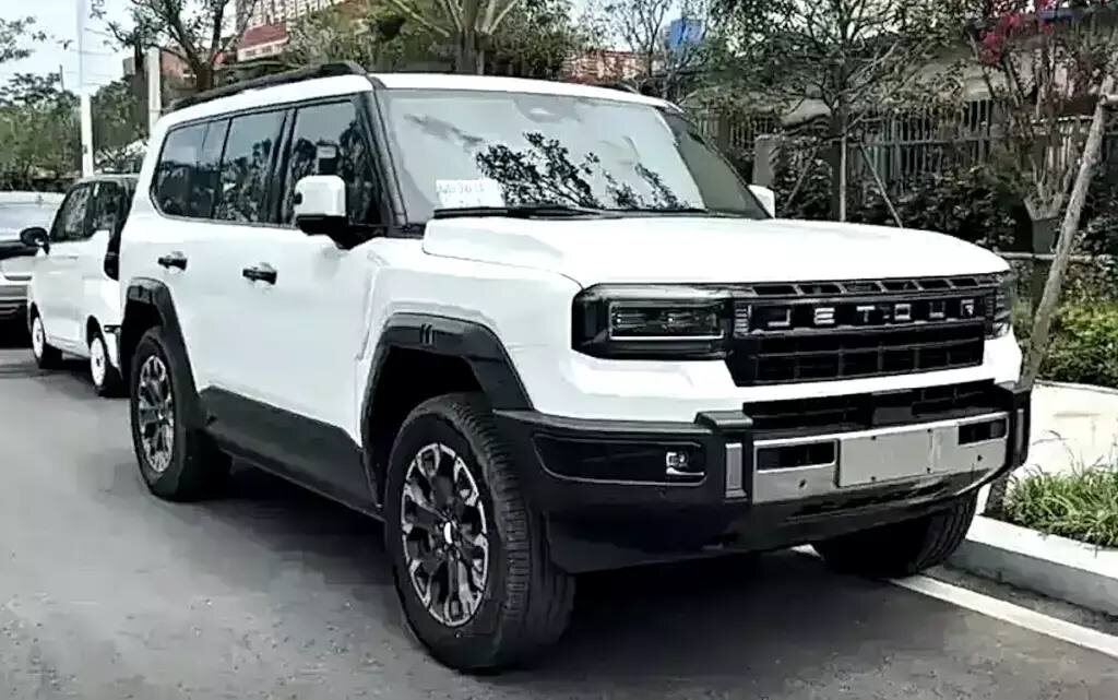 
Совсем не фантастика. Вчера миру представили Jetour G700  огромный внедорожник, который заявляет о себе как о полноценном вездеходе-амфибии. Да, вы всё поняли правильно: он способен плыть.

И вот что особенно интересно: за топовую версию просят 59 000$. За эти деньги вы получаете:

💪 Монстра с сердцем в 1100 л.с. (гибрид 2.0Т + 2 электромотора)
⚡️ Разгон до 100 км/ч за 4.6 секунды, как у спортивного хэтчбека!
🔋 Батарею от CATL и автопилот от Huawei
🌬️ И самое невероятное: генератор кислорода на борту. Для тех, кто планирует кататься не только по воде, но и, видимо, по Марсу.



А вот здесь начинается самое интересное... 🤫

Мало кто помнит, но Range Rover уже 13 лет собирается в Китае на заводах компании Chery.

И вот когда настал момент для британского Defender'а показать свои плавательные способности... почему-то первым поплыл именно он Jetour G700, рождённый в тех же цехах.

Странное совпадение, не правда ли?

С одной стороны технологический феномен с невероятной мощностью и умением плавать.
С другой вопрос: что же мы наблюдаем? Духовного преемника? Смену власти? Или просто уникальное стечение обстоятельств?

Как вы думаете, что это на самом деле?

Пишите в комментариях, это же Дзен — место для жарких споров! 👇
