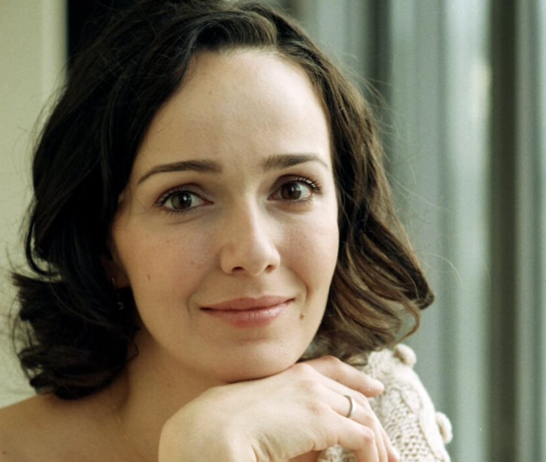 В сериале «Кадетство» Валерия Ланская сыграла роль Наташи Ротмистровой —
мачехи Алексея Сырникова («Гниды») 