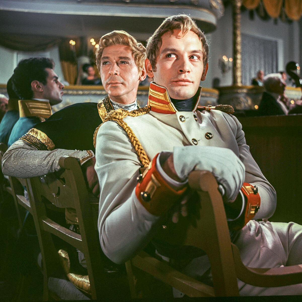 В роли Долохова Олег Ефремов, Анатоль Курагин - Василий Лановой. Фото- Яндекс-картинки