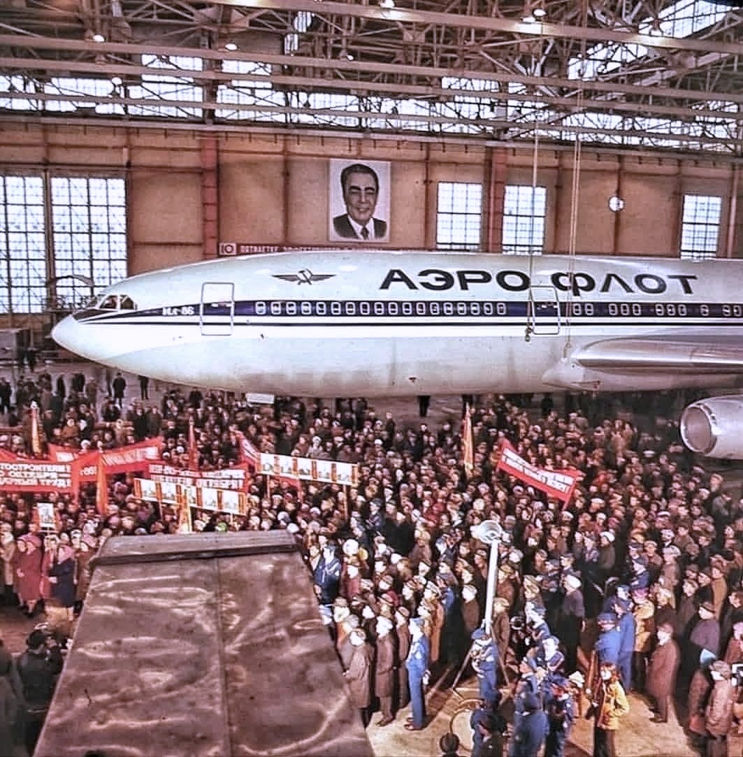 Самолёт Ил-86 является первым серийным советским пассажирским широкофюзеляжным самолётом