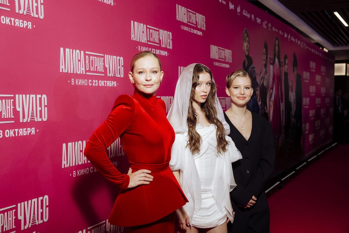    Юлия Пересильд с дочками предоставлено Пресс-службой