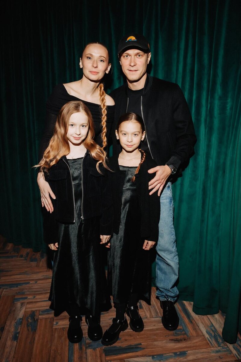    Юра Борисов с женой и детьми предоставлено Пресс-службой