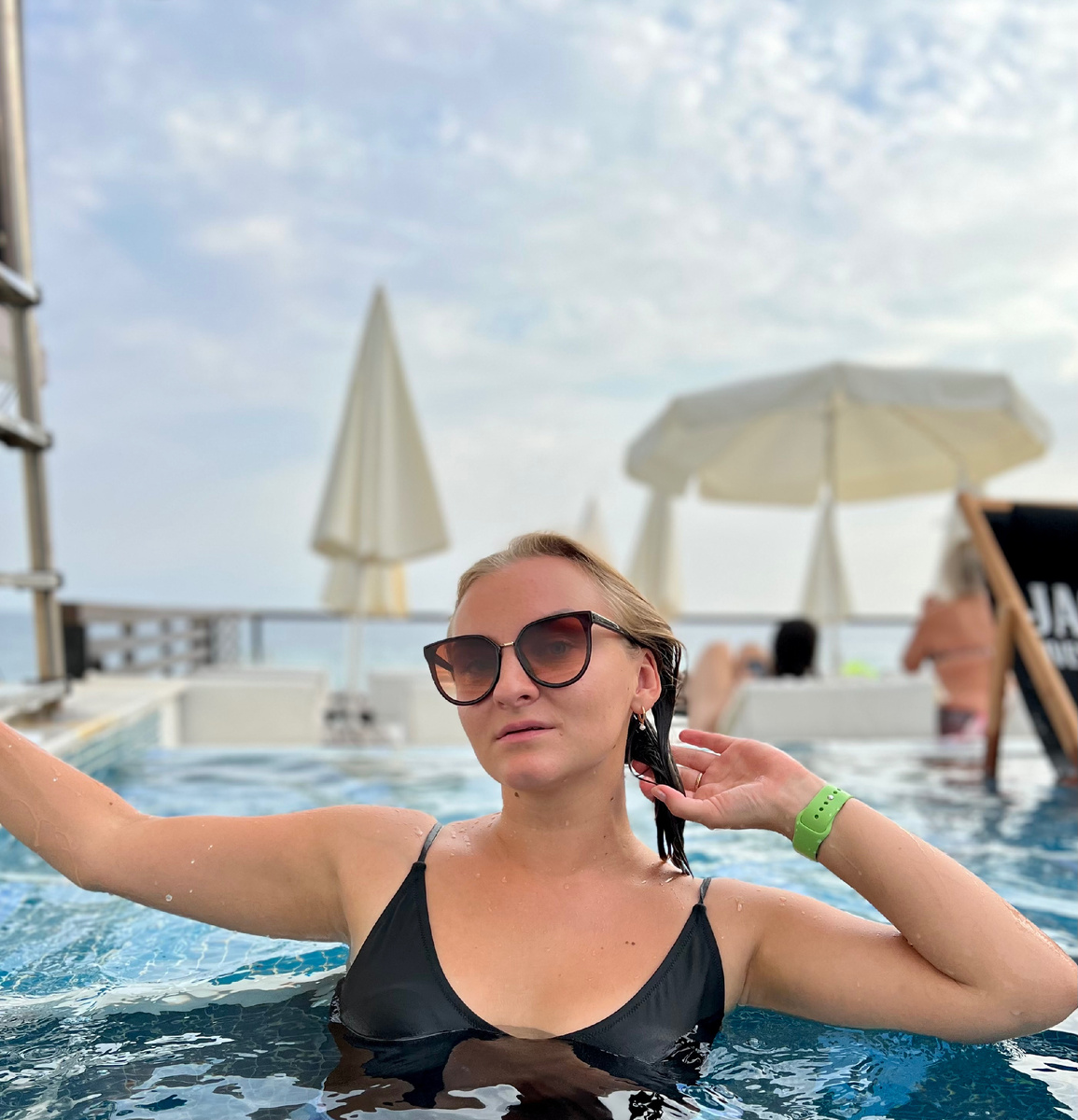 Короткий привет от автора канала и статьи – фитнес-тренера, специалиста по коррекции осанки и работе с болью в спине Исаковой Юлии. Продолжаем: