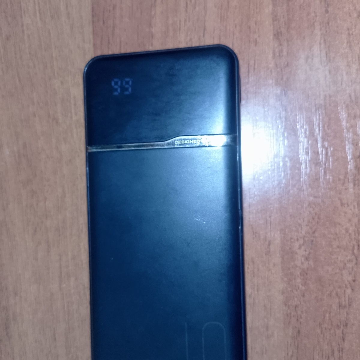       Лицевая панель повербанка до вскрытия с декоративной вставкой.