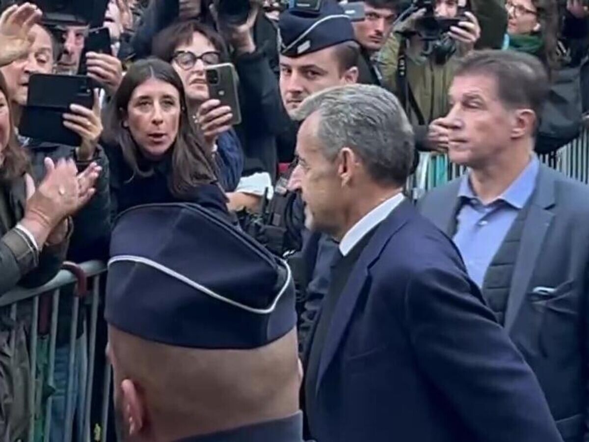   Экс-президент Франции Николя Саркози перед отправкой в тюрьму Санте© РИА Новости