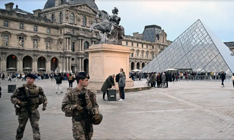 Поздно патрулировать Лувр парашютистами, когда сокровища уже тю-тю..