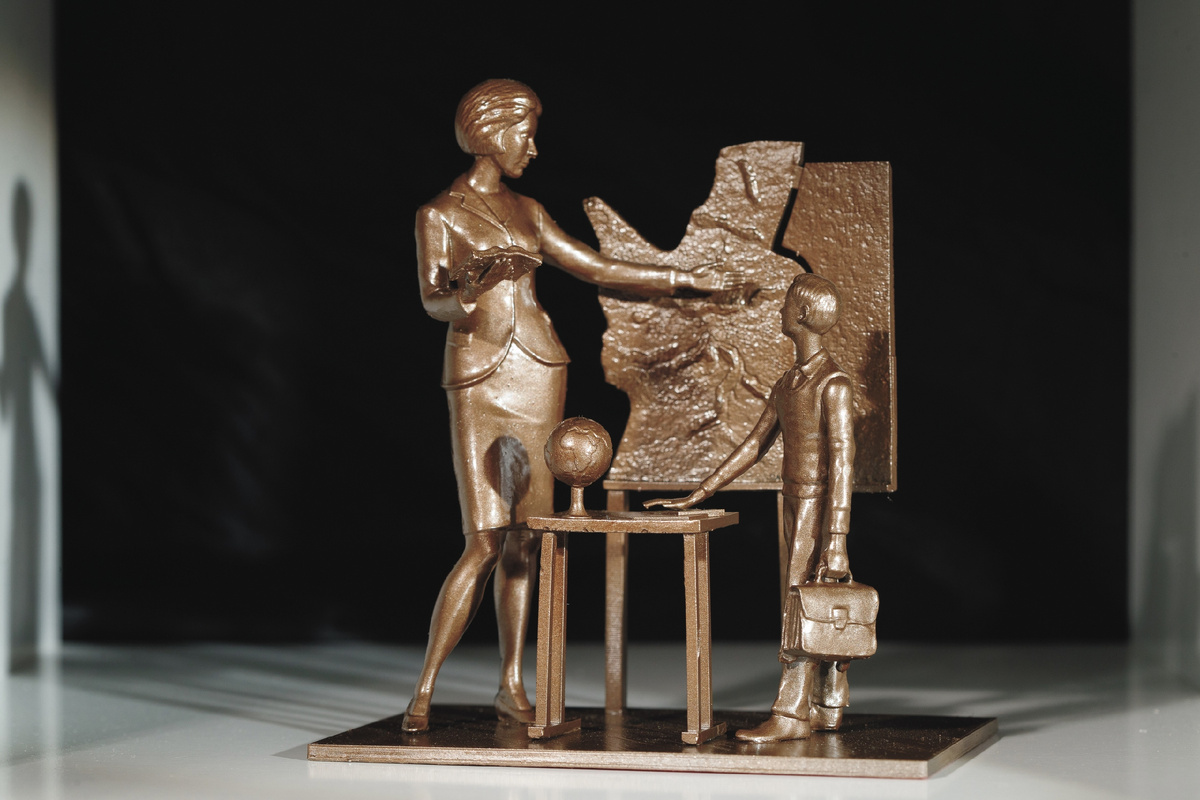 Узнали? Выпускники надымской школы № 4 точно узнали копию памятника учителям