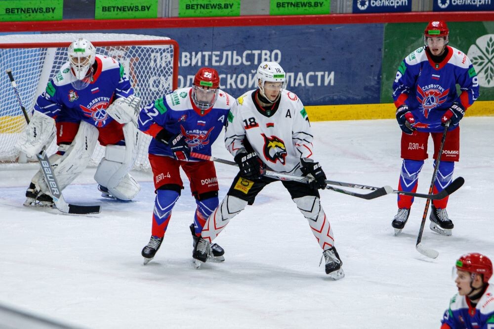    хоккейный клуб "Славутич" Максим Захаров