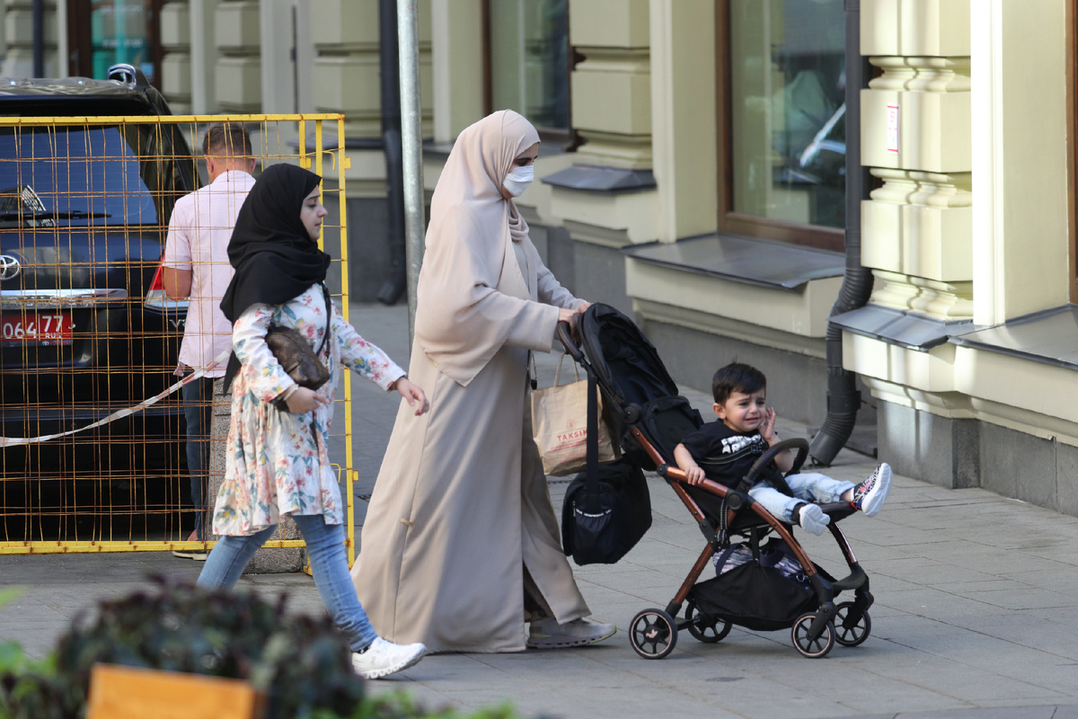 С каждый годом число женщин в платках на улицах наших городов становится все больше. Фото: Belkin Alexey