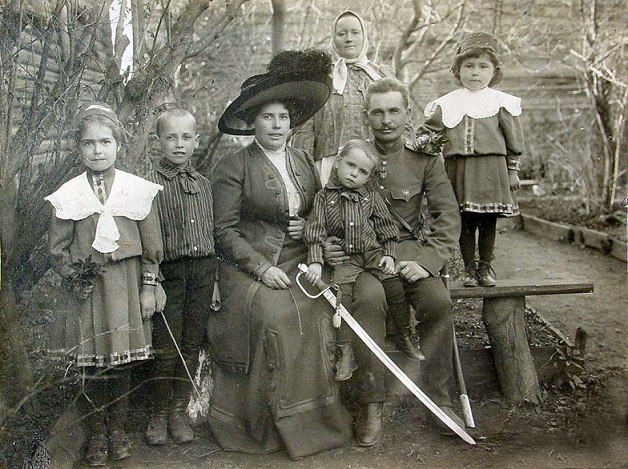 Кем работали дворяне, оставшиеся после Октябрьской революции в России?