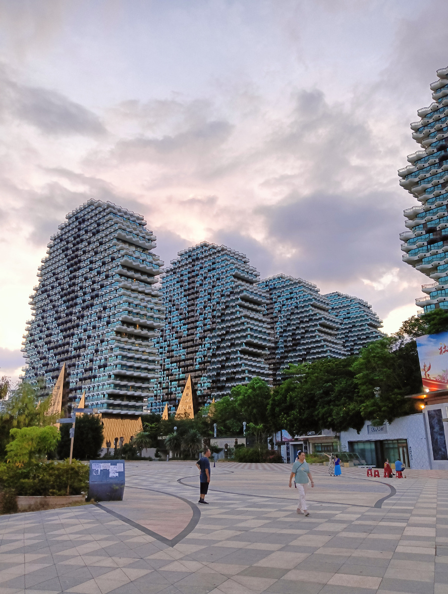 Площадь перед домами деревьями