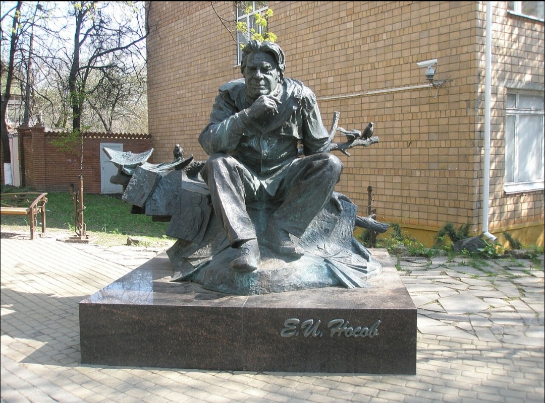 Памятник Евгению Носову в Курске, фото из Википедии