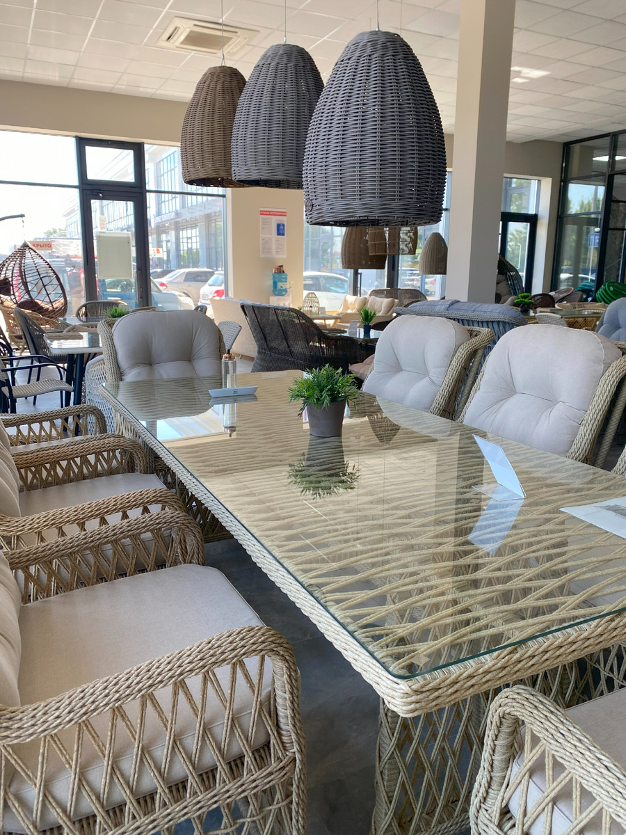 Абажуры из искусственного ротанга - отличное дополнение к садовой мебели.