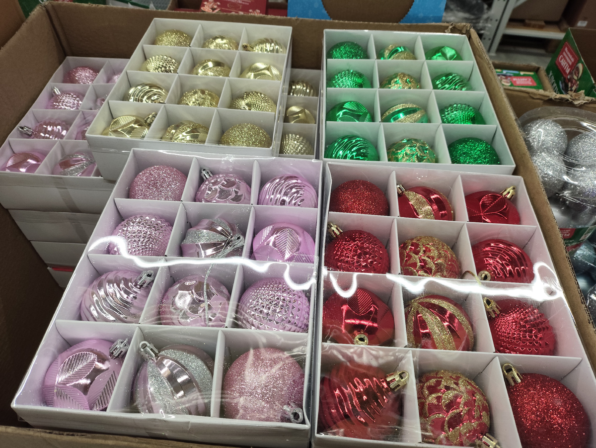 Уже полно елочных украшений