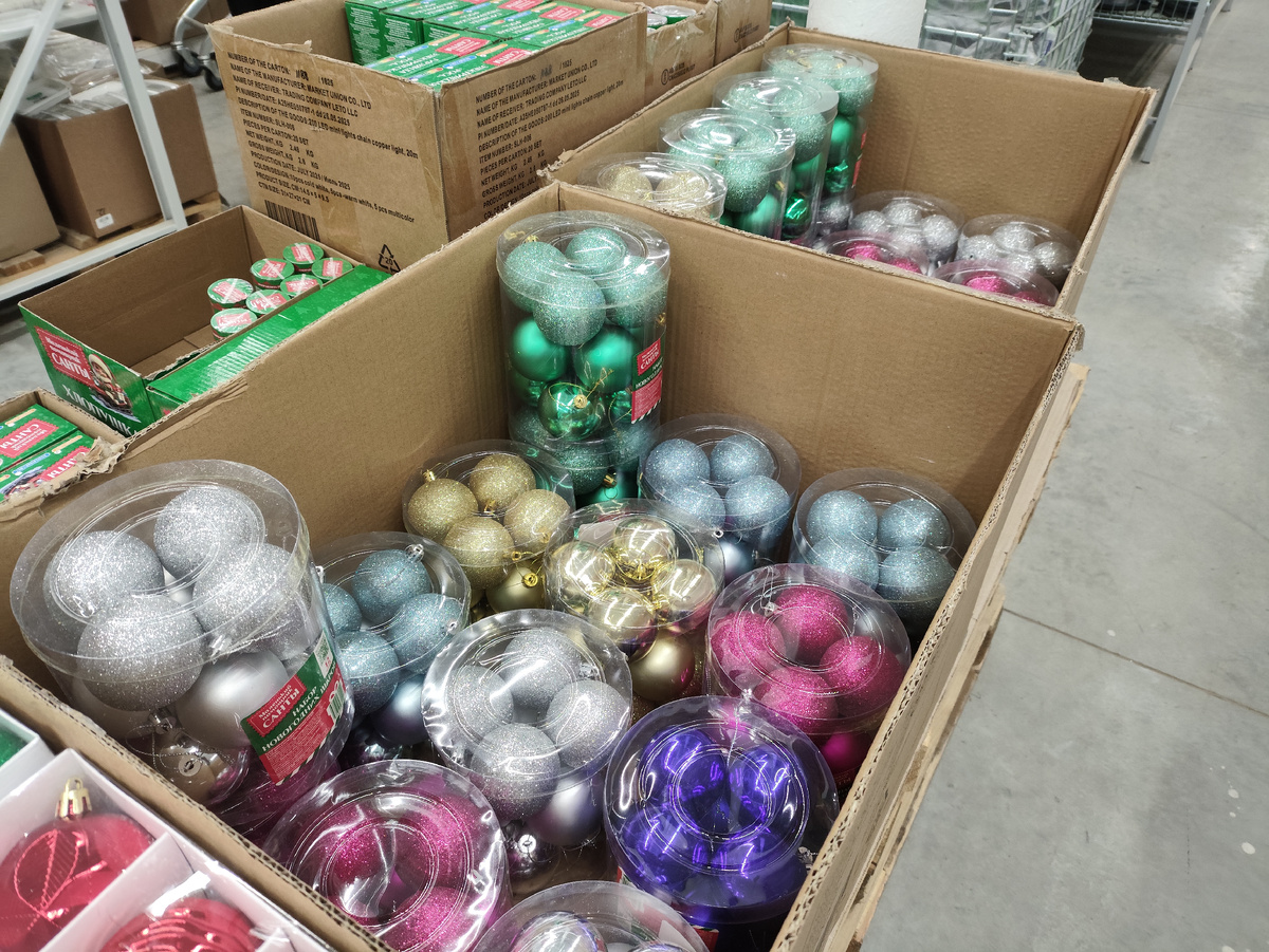 Шарики на любой вкус и кошелек. И хлопушки тоже в наличии.