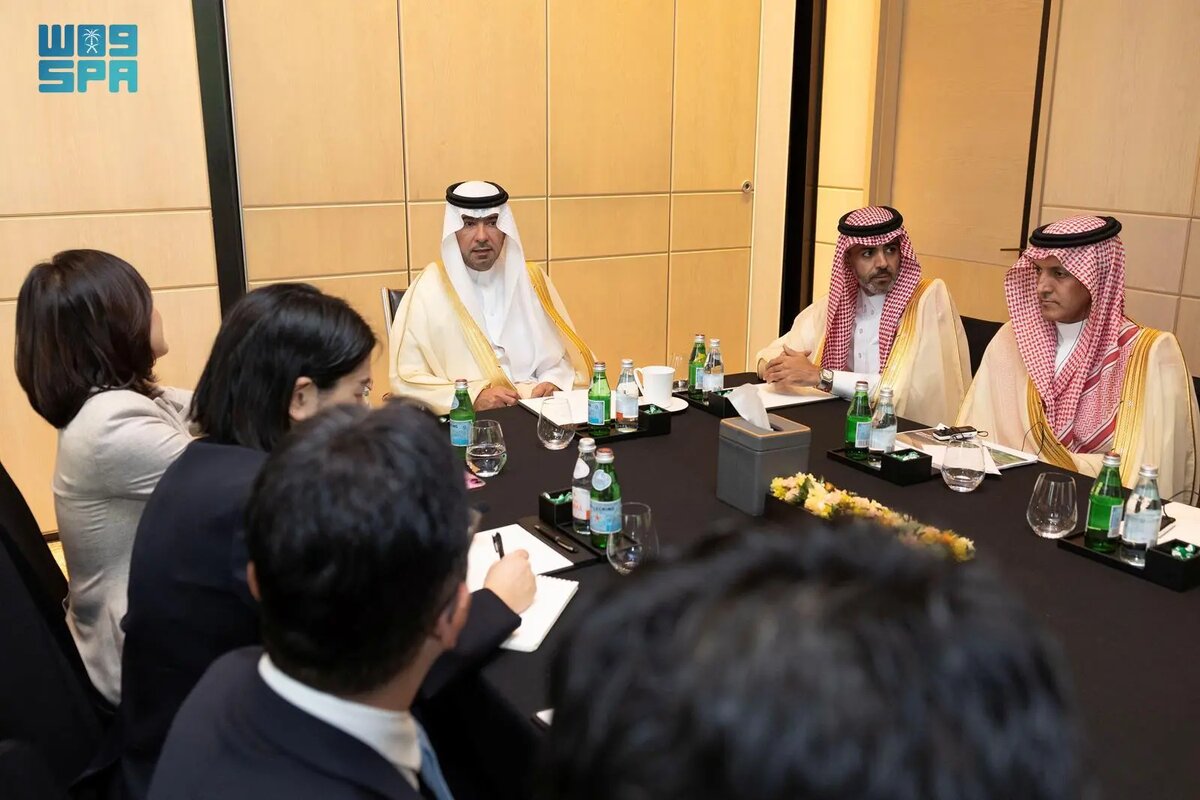 Его Превосходительство министр муниципалитетов и жилищного строительства г-н Маджид бин Абдулла Аль-Хогайль