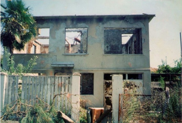 Разрушенный дом семья Кантария В Очамчире. Источник изображения https://commons.wikimedia.org