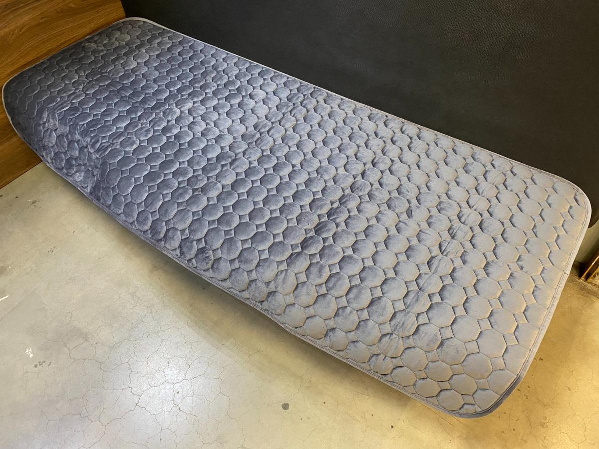 Накидка универсальная СПАЛБЕР для спальников грузовиков. Цвет графит соты. Фото СПАЛБЕР_1