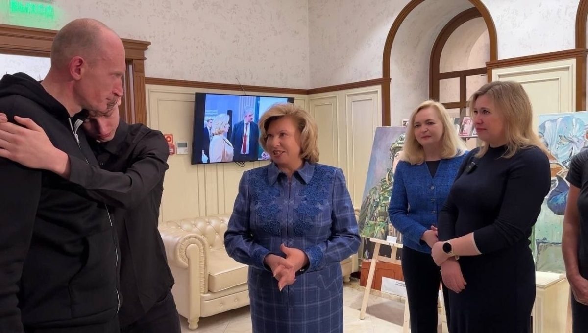    Татьяна Москалькова и Оксана Кислицына поздравили Дениса Елетина, его жену и сына с долгожданной встречей