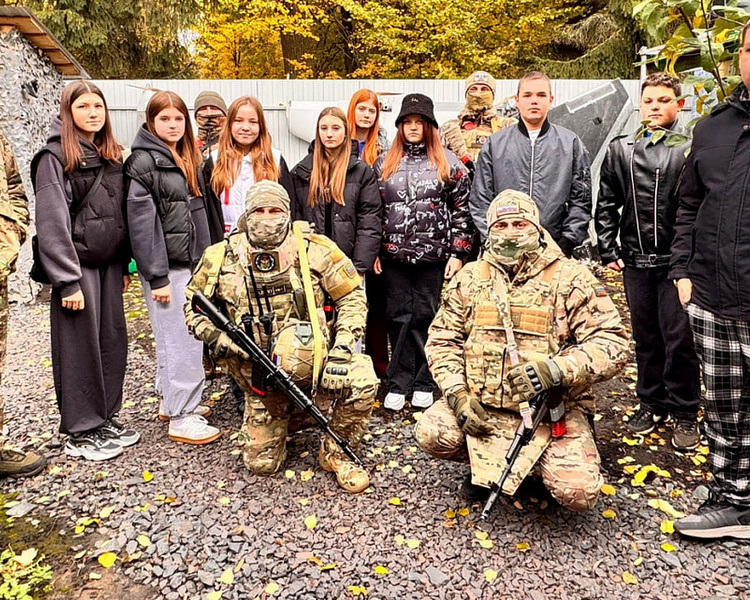     Школьники встретились с бойцами добровольческого отряда «БАРС-Курск»