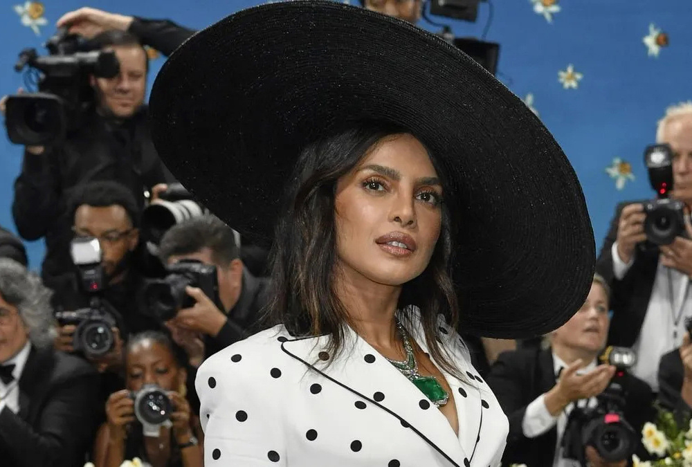 Приянка Чопра в колье Magnus Emerald на Met Gala 2025 в Нью-Йорке (2 фото)