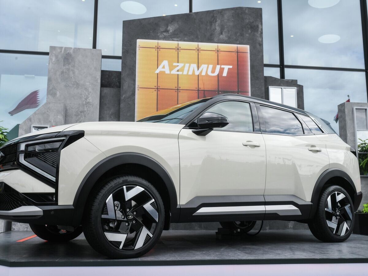    Презентация автомобиля Azimut на стенде "АвтоВАЗа" на ПМЭФ-2025© РИА Новости / Илья Питалев