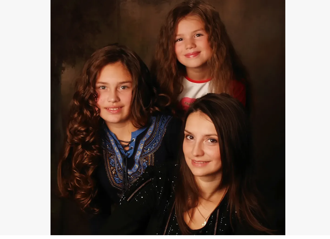 Люся с мамой и сестрой в детстве 