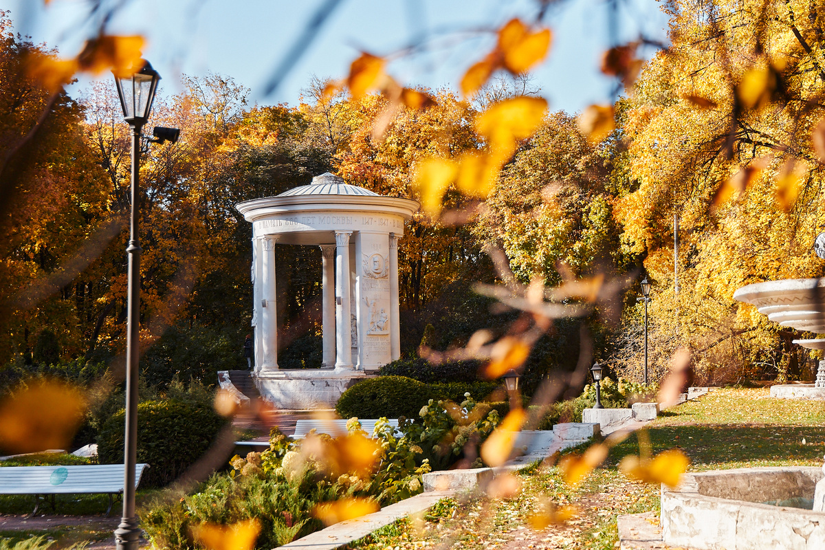 Беседка 800-летия Москвы в Нескучном саду