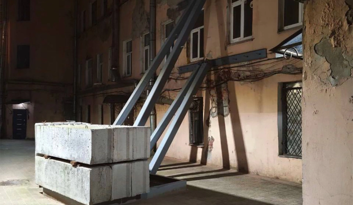     Чтобы исторический дом не рухнул в центре Петербурга, его подперли балками. Источник: rodina-history.ru Автор фото: t.me/rotondamedia