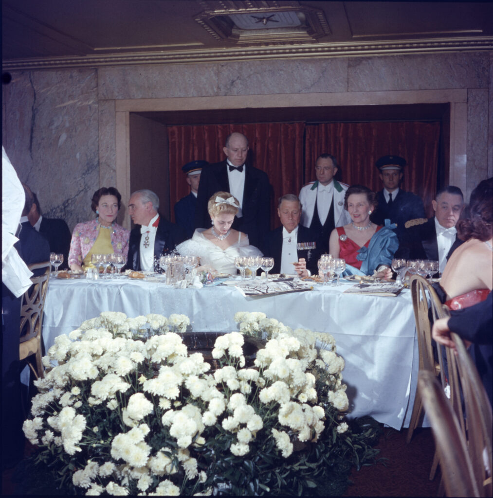 Слева направо: герцогиня Виндзорская Уоллис Симпсон, посол Франции в Соединенных Штатах Эрве Альфанд, председатель бала Розмари Уорбертон Гейнор, герцог Виндзорский Эдуард VIII и миссис Бейкер. Фотограф Питер Стэкпол, 11.04.1957. 