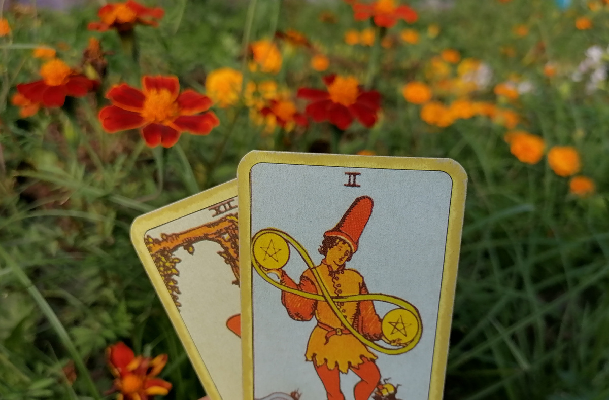 2 пентаклей - трудно удержать баланс, повешенный - длительная пауза... 